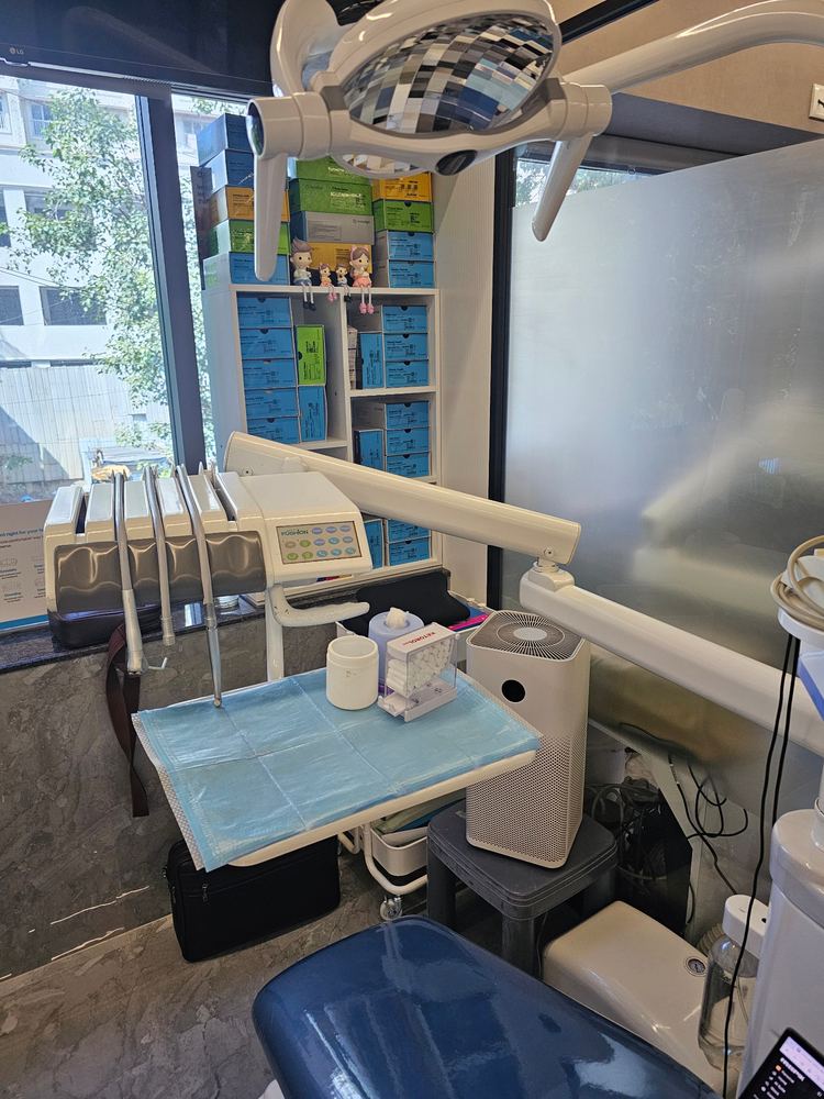 Dental chair and instrument tray in the treatment room